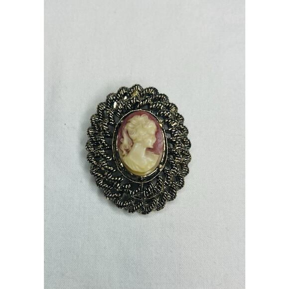 Vintage Gerry’s Cameo Brooch Pin 1.5” Grannycore Victorian Inspired - Picture 5 of 5